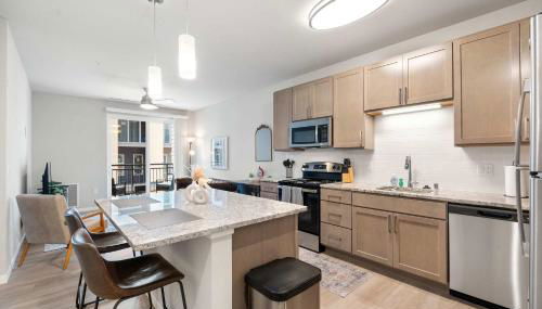 Washer & Dryer with Free Underground Parking with a Pool - Foto 2