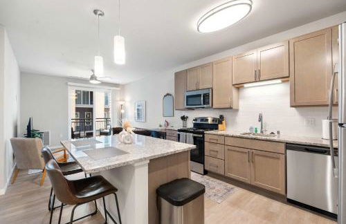 Washer & Dryer with Free Underground Parking with a Pool - Foto 2