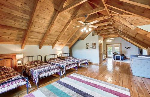 Large Log Cabin Chalet w/ Hot Tub - Horses & Lake! - Foto 69