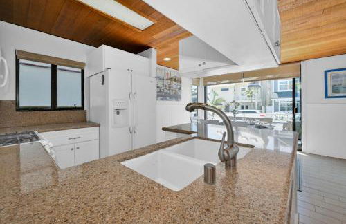 4 bedroom Home in Quiet Neighborhood near Beach - Photo 19