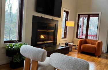 Poconos Chalet -Kayaks- HotTub-Karaoke-Lake - Foto 7