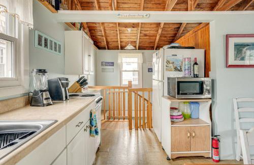 Rockport Cottage with Patio - Steps to Beach! - Foto 9