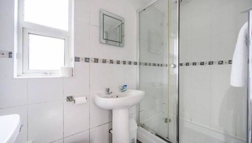 RA1GH Cosy FREE PARKING & FAST Wi-Fi Stay - Foto 4, towels, Shower