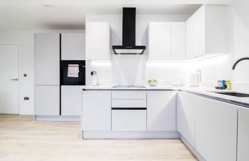 The Kingsmead Loft - Stylish 1BR Top Floor Apt with King or Twin Beds & Free Secure Underground Parking, Central High Wycombe HP13, Sleeps 3 - Foto 36