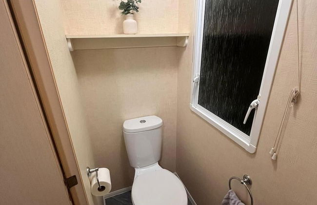 3 Bedroom Caravan - Sleeps 8 - Parking, Wifi, Pool - Photo 10