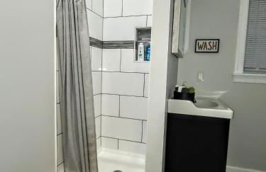 The Great Pink Lady with Huge Wrap Around Porch! - Foto 4