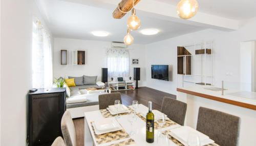 Cozy Home In Prkos With Jacuzzi - Foto 3