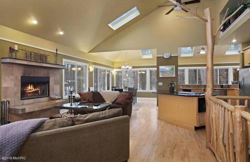 Woodshores Retreat - cozy retreat, hot tub, Lk MI - Photo 2