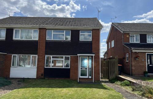 Spacious 3BR Home in Leighton Buzzard Parking Sleeps 5 Walk to Town & Train Near Rushmere Country Park & Leighton Buzzard Railway Perfect for Families & Work Stays - Foto 2