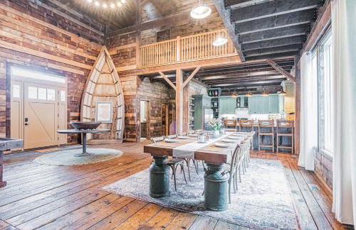 Modern Barn with Hot Tub, Game Room & Sleeps 14 - Foto 1
