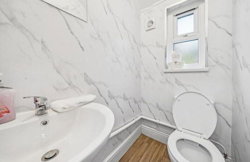 Clover House Stunning Cosy Cottage 3BR By AltoLuxo Short Lets & Serviced Accommodation With Free WiFi & Parking - Foto 23