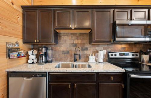 Family or couple retreat next to Downtown, Dollywood & Smoky Mountains! - Foto 34