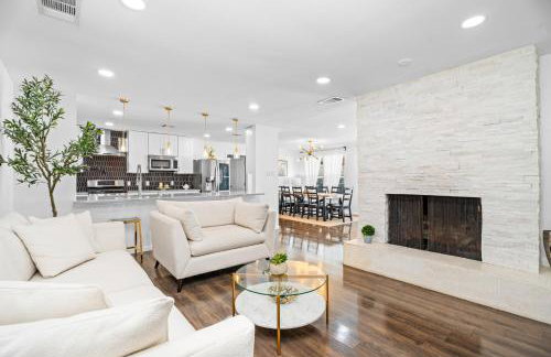 Relaxed Luxury Pet Friendly Home with Pool and Backyard Lounge in San Antonio, TX - Foto 10