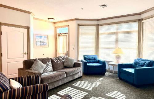 Beachfront Condo - Walk to Beach, Sunrise views - Photo 11