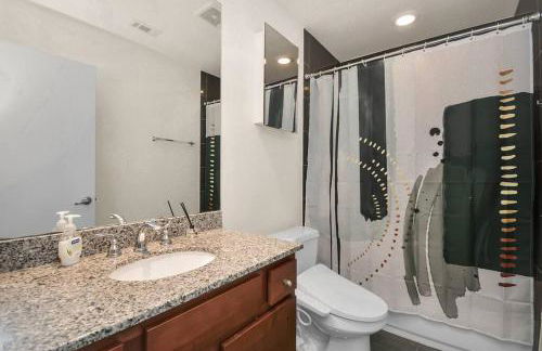 3BR/3.5BA Three Story East Downtown TownHouse with view - Photo 20