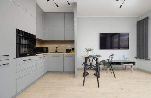 Metro Wola Apartment with Parking & AC next to Warsaw Rising Museum by Noclegi Renters - Foto 10