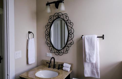 Chicago Chic, Cozy 1BR with Stylish Workspace - Photo 19