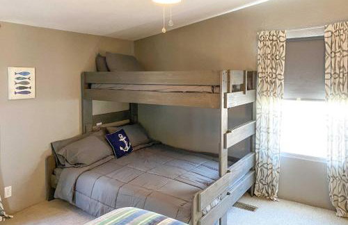 Lakefront Retreat with Pier, Bar Hut and Fireplace! - Foto 24