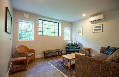 Modern Woodland Escape w Wshr dryer and Large Yard - Foto 8