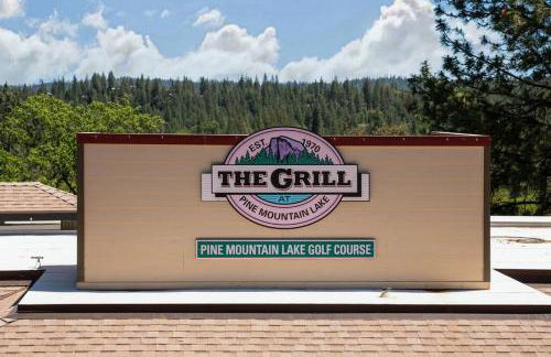 New Luxury 5BR Cabin in Pine Mountain Lake! 1 Minute to Beach! Massage Chair! Close to Yosemite! Perfect for Retreats and Escapes All Seasons! - Foto 8