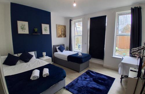 Central Bedford FREE Parking & Private Garden& Conservatory Perfect for large group of people - Foto 2