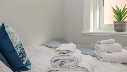 Contractors Business Families Relocation Accommodation enjoy Fast WiFi Large Screen Smart TV and SKY Sports in this Spotless Ground Floor apartment - Foto 2