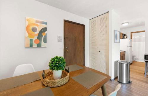 Workspace with Desk & Walkable to hospital & campus - Photo 3