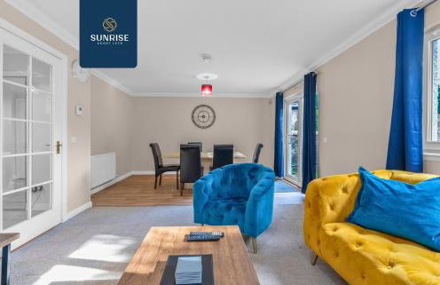 Muirton House 2 - INVOICE and REDUCED PRICE only via SUNRISE SHORT LETS DUNDEE, SLEEPS 8 has 4 Twin Bedrooms with 4 Car Parking, 2 Baths, 5 Smart TV, Fully Equipped, Garden, Free WiFi, and ONLY 9 Mins to STANNERGATE Ports - Foto 41