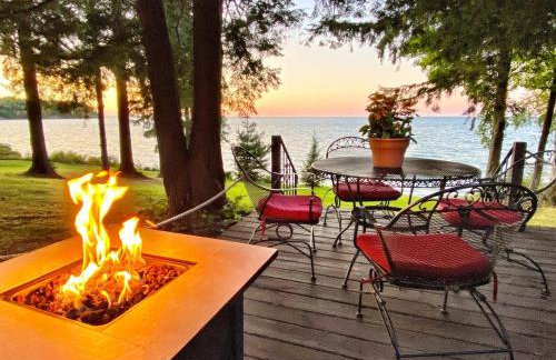 Lakefront Pine Cottage Hot Tub & Fire Pit - Foto 1