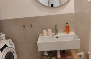 Omis apartment - near beach and town center, ground floor with small garden - Foto 15