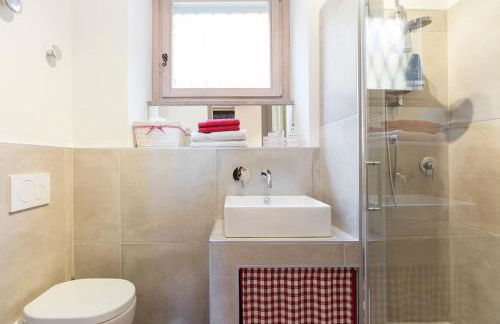 Medieval Stone Retreat with Lake Views - Foto 9