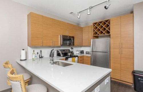 1Br Uptown, Pool, Wine, near Convention Center_311 - Photo 2