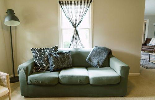 ~ The Cozy Farmhouse ~ | Sleeps 10+ | Farm Views - Foto 42