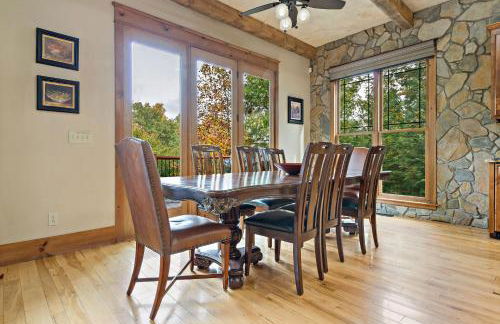 Lakefront Retreat Luxury Home with Private Dock - Photo 22