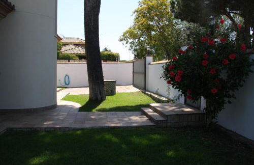 Moderno y amplio chalet, con piscina privada - Foto 9