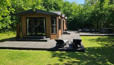 Oak Tree Lodge with Hot Tub near Alton Towers - Foto 1, Garden, Garden view