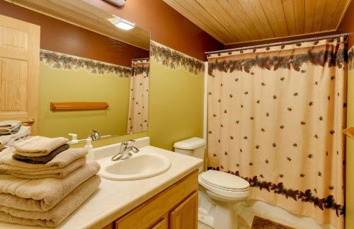 Lakefront Hazelhurst Cabin Dock and Pool Table - Foto 16