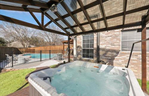 Glamorous Mansion w Private Pool and Cinema Room - Photo 54