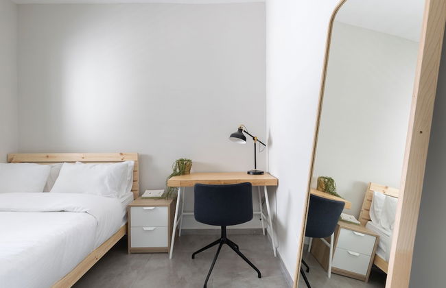 Chic Urban Getaway with Balcony & Mamad by Sea N Rent - Foto 5