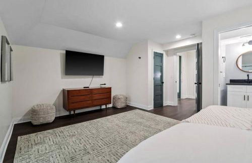 Luxury Living: Grand 7BR/5BA near Everything - Photo 30