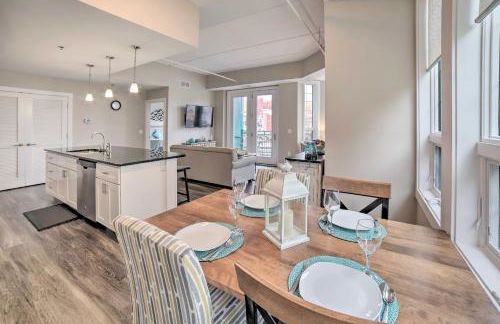 Luxe Manistee Condo with Balcony and River Views! - Foto 9