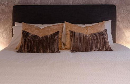 Serene hideaway, luxurious 2-bedroom penthouse apartment in the exclusive Paraíso Pueblo - Photo 21