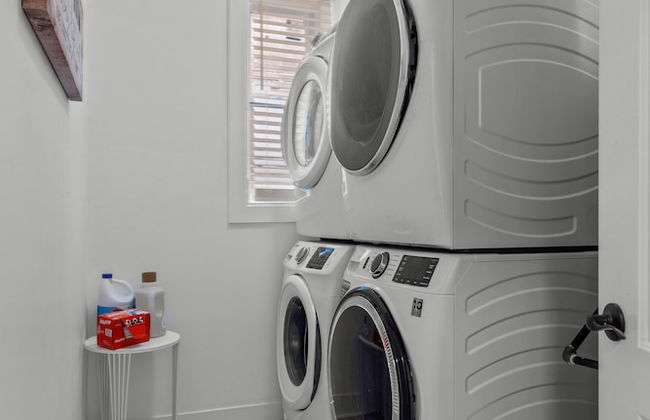 Expansive Downtown Home | JZ Vacation Rentals - Photo 31