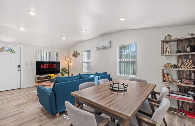 Charming Escape With Stylish Decor & Outdoor Space - Foto 34