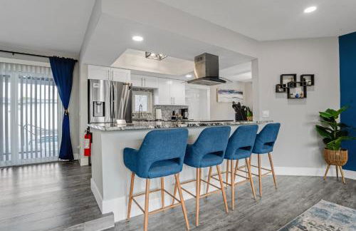 Luxe by Jenn - 3BR Retreat with Heated Pool - Photo 34