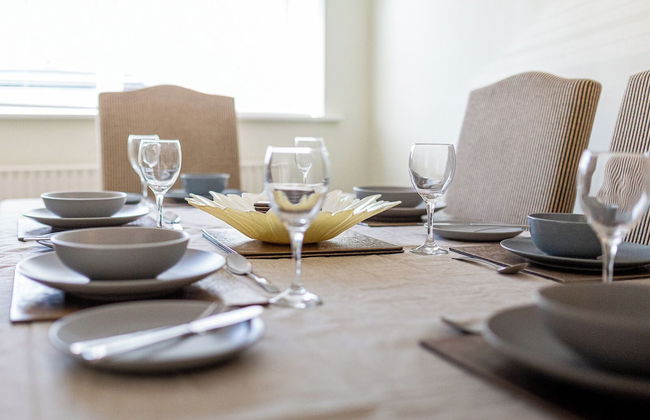 Central 2 Bed House w/ Garden and Free Parking! - Photo 93