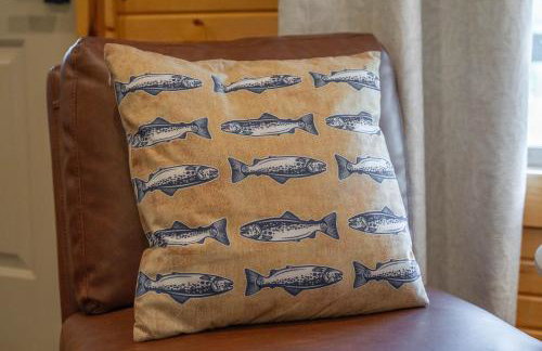 Riverfront Little Red Cabin, Hot Tub, World-class Trout Fishing, Views & Boat Access - Photo 2