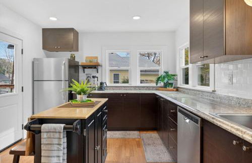 Warm and Inviting 3BR Craftsman with Big Kitchen - Foto 33