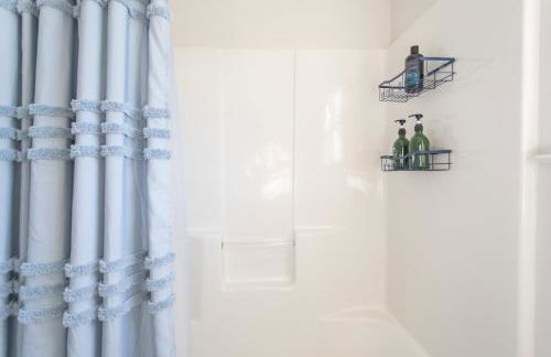 Fam-Biz Friendly 3BD with Fire pit & BBQ - Downtown - Foto 7