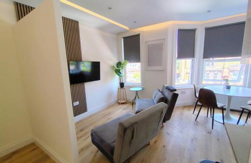 Best in Class - London, Harrow - Foto 2